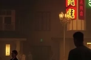 铜锁旧事剧照，旧木门上一把生锈的铜锁