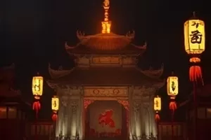 长街灯影剧照，老商业街路灯下行人拉长的影子